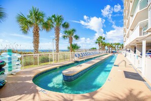 Innendørsbasseng og et oppvarmet basseng