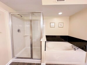 Shower, jetted bath, towels - Crescent Shores N 901 - Oceanfront Luxury & Unmatched Views! (North Myrtle Beach)