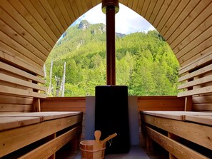 Sauna, hot tub