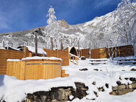 Un sauna, una bañera de hidromasaje