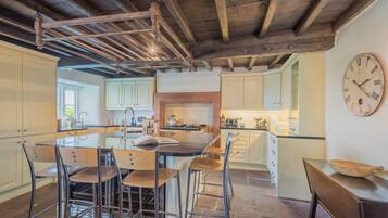 Mökki | Ruokailu omassa huoneessa