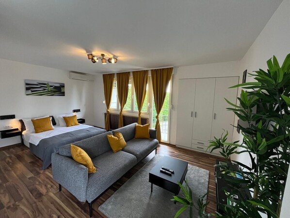Deluxe-Studio, Bergblick | Wohnbereich | LCD-Fernseher