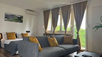 Deluxe Studio, Mountain View | Living area | LCD TV