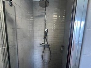 A modern shower with a handheld showerhead, a wall-mounted rain showerhead, and a handheld shower hose. - Eva Luxury Rooms & Apartments (Plitvicka Jezera)