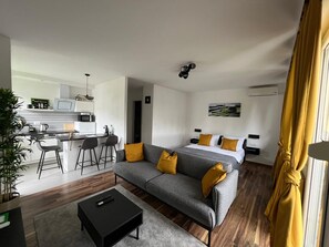 Estudio Deluxe, vista a la montaña | Área de sala de estar | Televisión LCD 