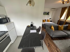 Deluxe Studio, Mountain View | In-room safe, soundproofing, free WiFi, bed sheets