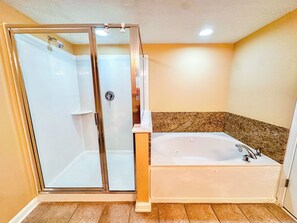 Douche, baignoire à jets, serviettes fournies