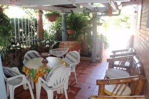 Outdoor dining - Studio in villa with pool, garden and vehicle access at LAMENTIN in Martinique (Lamentin)