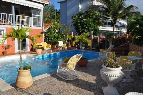 Estudio en villa con acceso a piscina, jardín y vehículos en LAMENTIN en Martinica