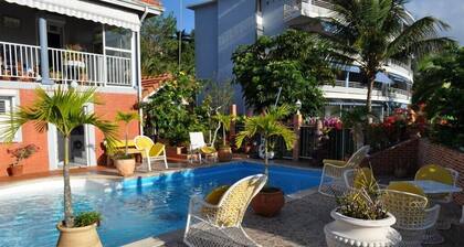 Estudio en villa con acceso a piscina, jardín y vehículos en LAMENTIN en Martinica