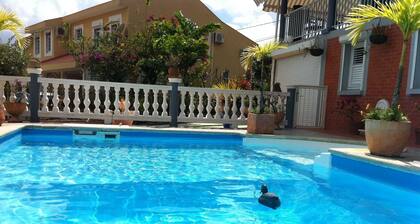 Studio in Villa mit Pool, Garten und Zufahrt für Fahrzeuge bei LAMENTIN in Martinique