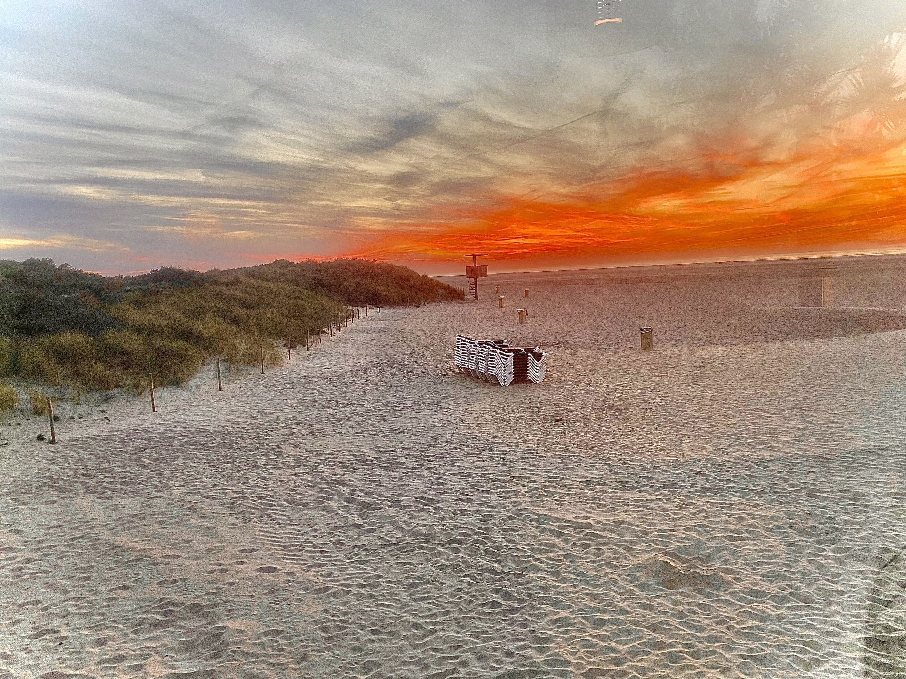 Perto da praia, espreguiçadeiras 