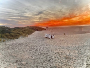 A beach with sand, a fence, and a lifeguard tower. - Ouddorp / Renesse for families, kiters, surfers, cyclists, dog friends. (Ouddorp)