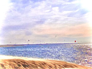 Ubicación cercana a la playa y tumbonas