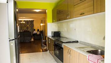 Appartement, plusieurs lits | Cuisine privée | Grand réfrigérateur, micro-ondes, four, plaque de cuisson