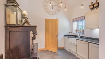 Mökki | Yksityinen keittiö | Täysikokoinen jääkaappi, mikroaaltouuni, uuni, liesi