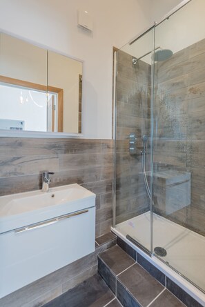 Cottage | Bathroom | Separate tub and shower, free toiletries, hair dryer, towels