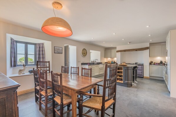 Cottage | In-room dining