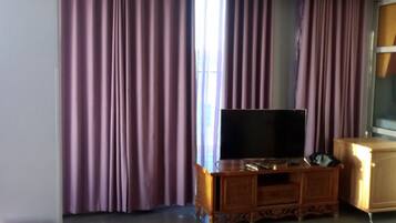 مكتب وستائر تعتيم وواي فاي مجانًا وملاءات أسرّة