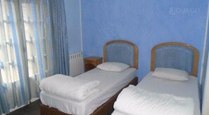 Triple Room, Non Smoking | Desk, blackout drapes, free WiFi, bed sheets - Hotel El Bez (El Eulma)