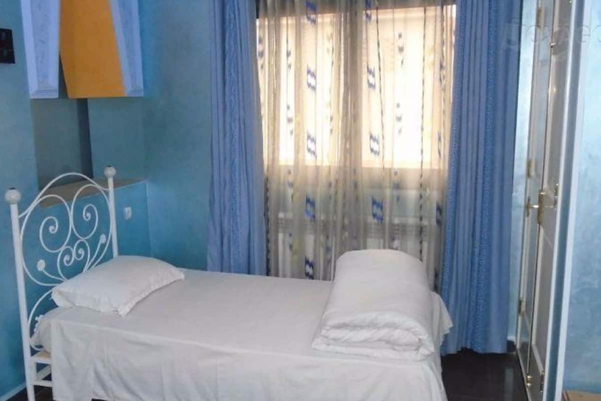 Single Room, Non Smoking | Desk, blackout drapes, free WiFi, bed sheets