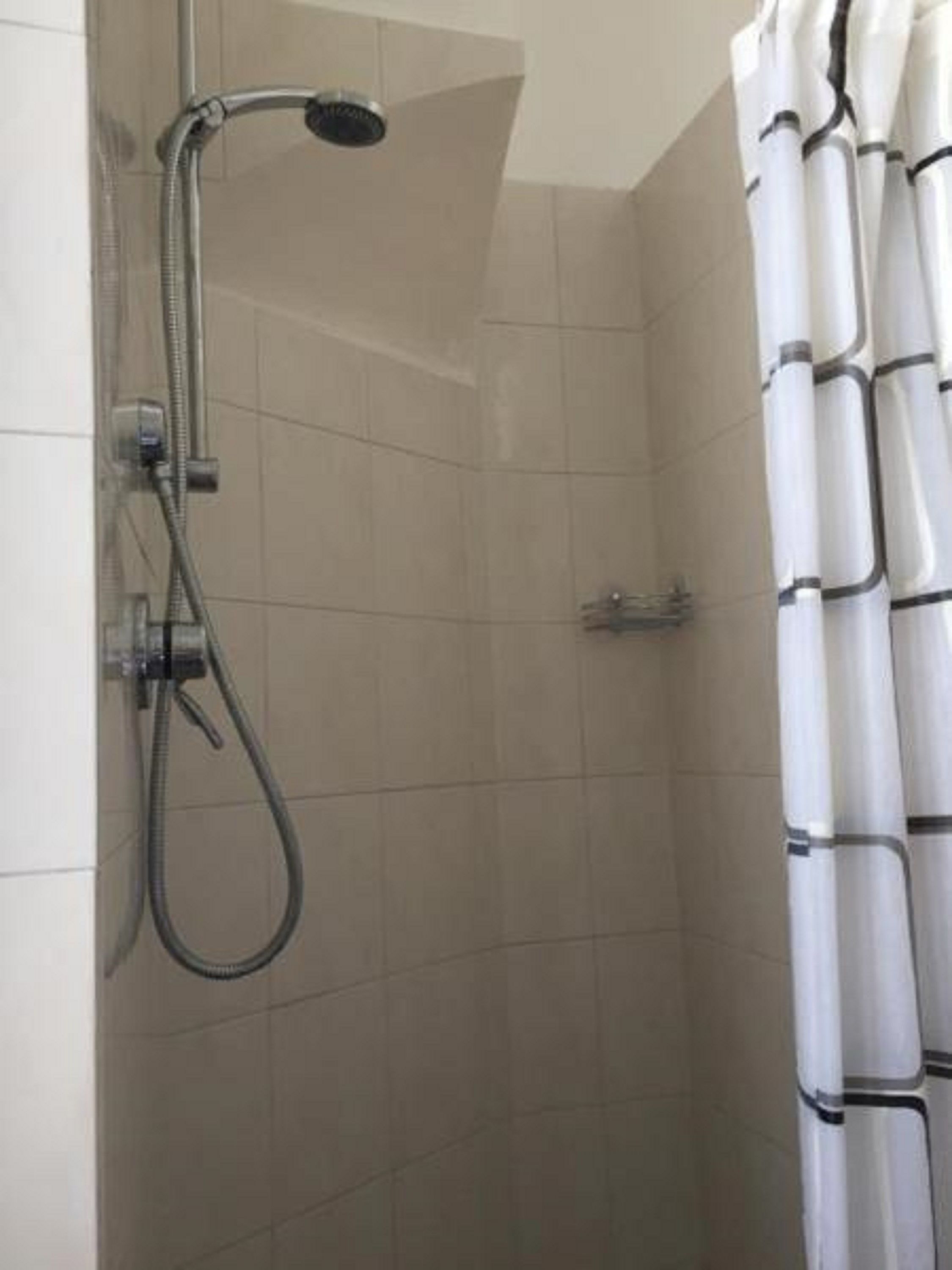 Douche, douche à « effet pluie », articles de toilette gratuits