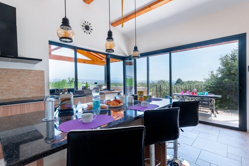 La Villa moderne, avec piscine & vue en Drôme Provençale