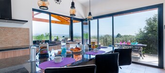 La Villa moderne, avec piscine & vue en Drôme Provençale