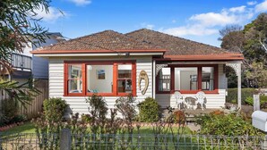 A single-story house with a red roof, white siding, and a number '479' on the front door. - Settle In Retro cottage, Cowes family holiday 10 min walk to beach, FREE WIFI (Cowes)