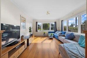 Living area - Settle In Retro cottage, Cowes family holiday 10 min walk to beach, FREE WIFI (Cowes)