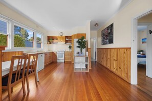 Fridge, microwave, oven, stovetop - Settle In Retro cottage, Cowes family holiday 10 min walk to beach, FREE WIFI (Cowes)