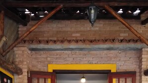 Une entrée d’immeuble de style traditionnel, avec un sol carrelé, un banc et un mur décoratif.