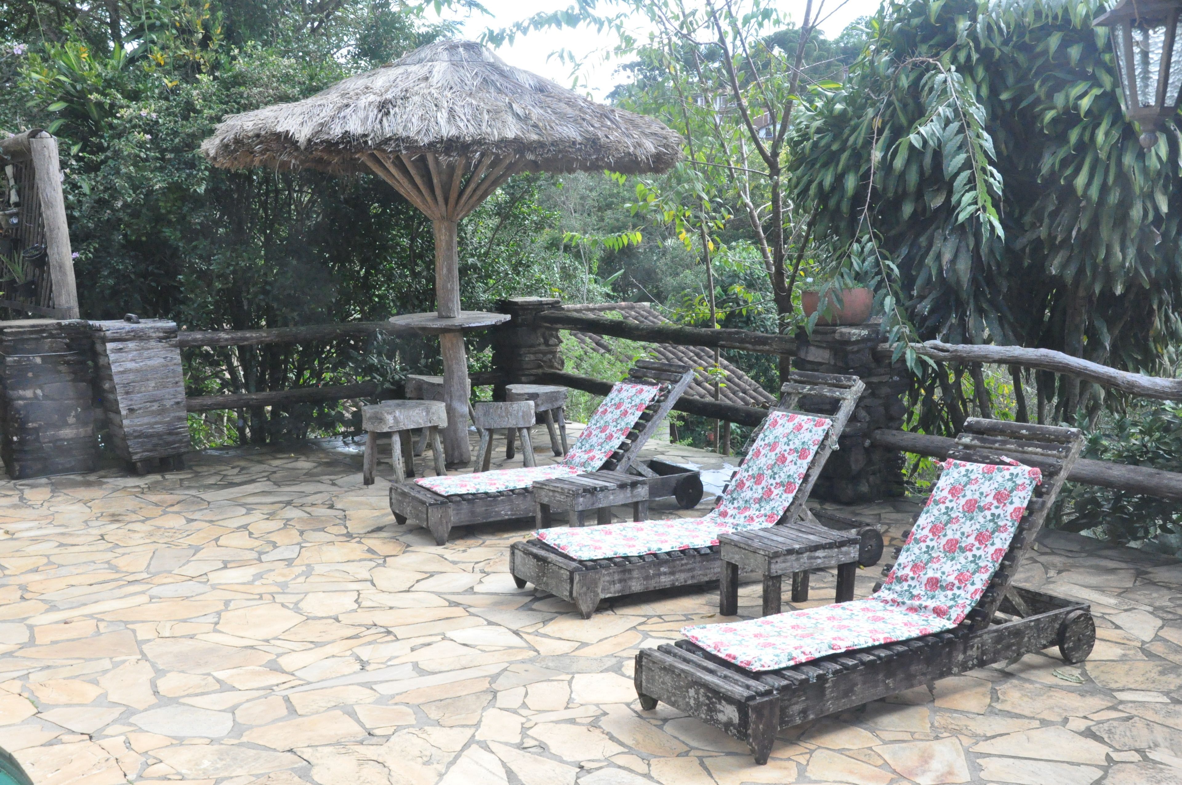 Piscina interna, piscina externa, barracas de cortesia, espreguiçadeiras