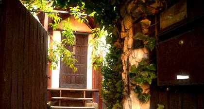 KrakowHouse - Cozy interior, peaceful area, natural garden, pet-friendly.