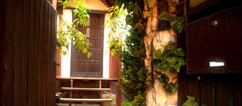 KrakowHouse - Cozy interior, peaceful area, natural garden, pet-friendly.