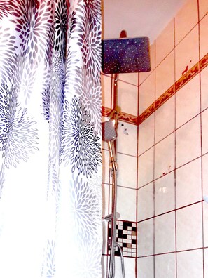 Baignoire, douche cascade, séchoir à cheveux, bidet