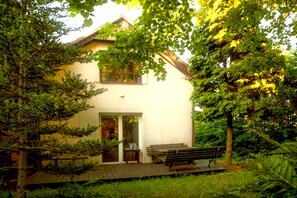 Terrace/patio - KrakowHouse - Cozy interior, peaceful area, natural garden, pet-friendly. (Libertów)