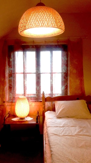 3 bedrooms, hypo-allergenic bedding, iron/ironing board, travel cot - KrakowHouse - Cozy interior, peaceful area, natural garden, pet-friendly. (Libertów)