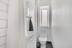 Apartment, Mehrere Betten | Badezimmer | Dusche, Handtücher, Seife, Toilettenpapier