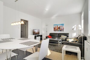 Apartment, Mehrere Betten | Wohnbereich | Flachbildfernseher