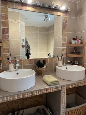 Combined shower/bathtub, hair dryer, towels, soap - House / Villa - TRETS (Trets)