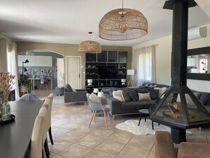Smart TV, fireplace, DVD player, foosball - House / Villa - TRETS (Trets)