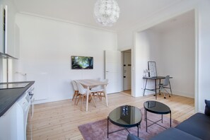 Apartment, 1 Queen-Bett | Wohnbereich | Flachbildfernseher