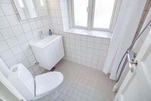 Apartamento, 1 cama Queen | Banheiro | Chuveiro, toalhas de banho, sabonete, papel higiênico