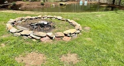 2BD 2BA Cozy Log Cabin, Easy Paved Access, View, Gas Log, Hot Tub, Wifi Pond