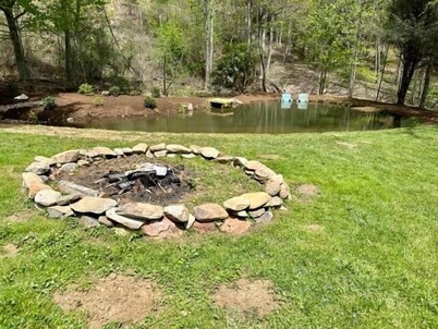 2BD 2BA Cozy Log Cabin, Easy Paved Access, View, Gas Log, Hot Tub, Wifi Pond