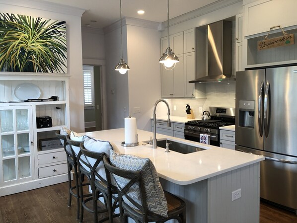 Refrigerador, microondas, horno y parrilla de estufa 