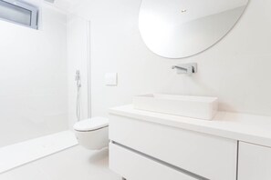 Shower, hair dryer, towels, shampoo - Deluxe Apartment in Makarska center (Makarska)