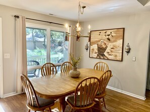 Dining - Rare Opportunity! 3 Bedroom, Dog Friendly Sparrow Pond Cottage (Kiawah Island)