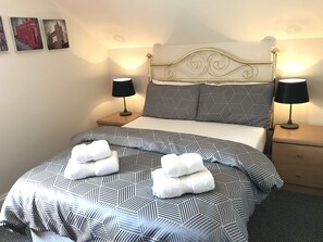 Chambre Double Confort, vue jardin | Bureau, rideaux occultants, fer et planche à repasser, Wi-Fi gratuit